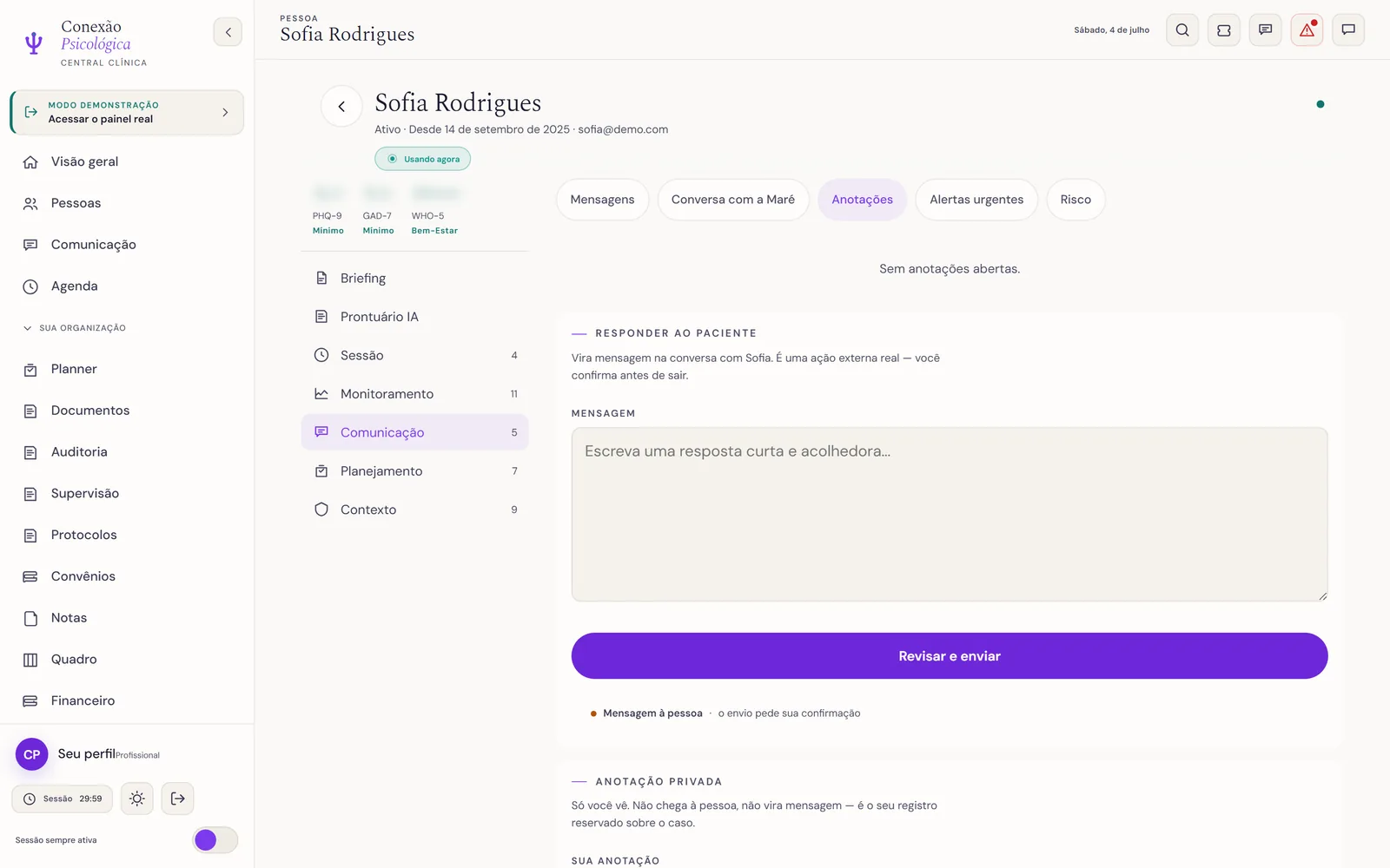 Sub-aba Anotações: grupos por tipo, cada um com ícone e contagem, cartões com data e botão Resolver, e a borda esquerda colorida pela urgência.