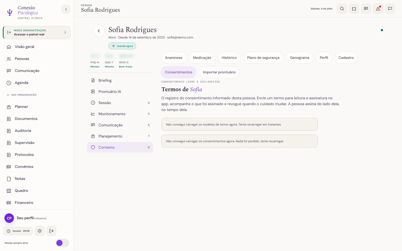 Sub-aba Consentimentos: cartão de enviar um termo com o seletor de modelo e a observação, e a lista de termos com chips de filtro por status e as datas de enviado, assinado e revogado.