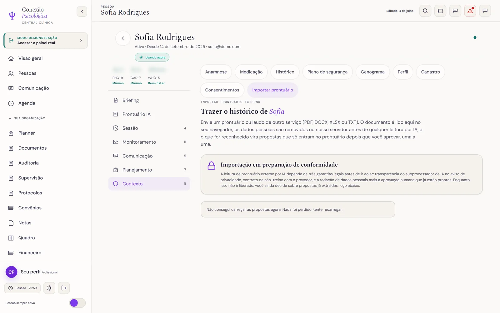 Sub-aba Importar prontuário: área de upload do arquivo externo e a lista de propostas para revisar, cada uma com o tipo-alvo, a ação, o percentual de confiança e o trecho de origem já redigido.