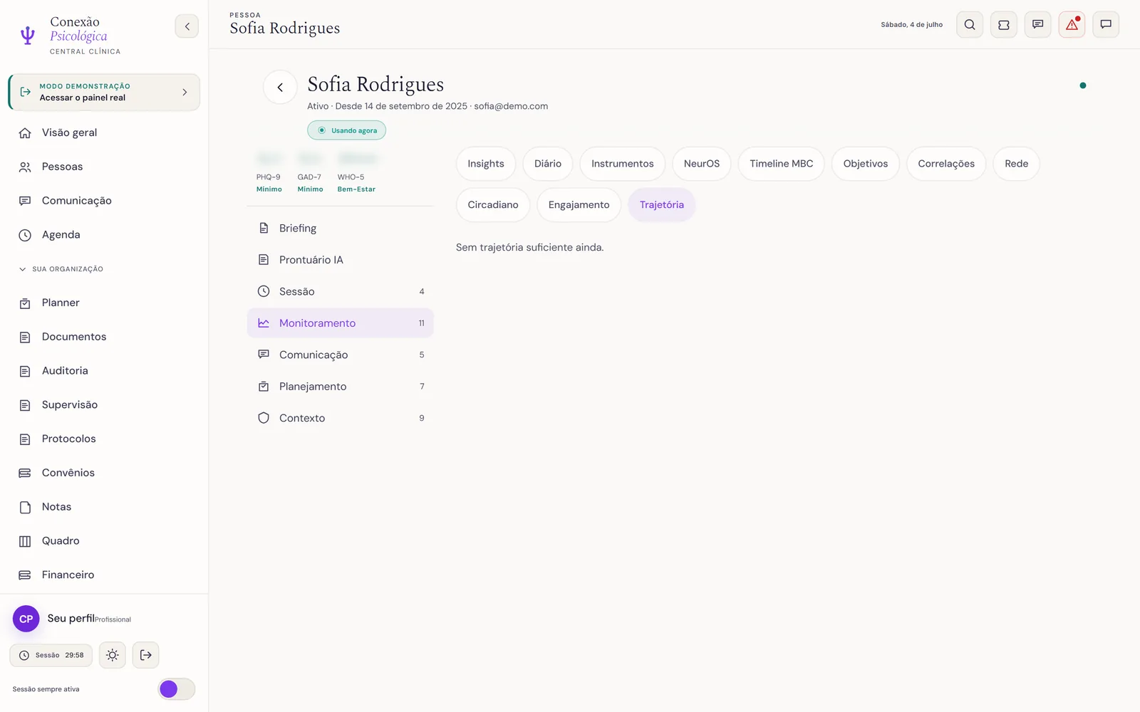 Sub-aba Trajetória: sparkline de calendário por instrumento com a faixa de corte clínico ao fundo e o rótulo de movimento, e abaixo o pulso de engajamento em heatstrip diário.
