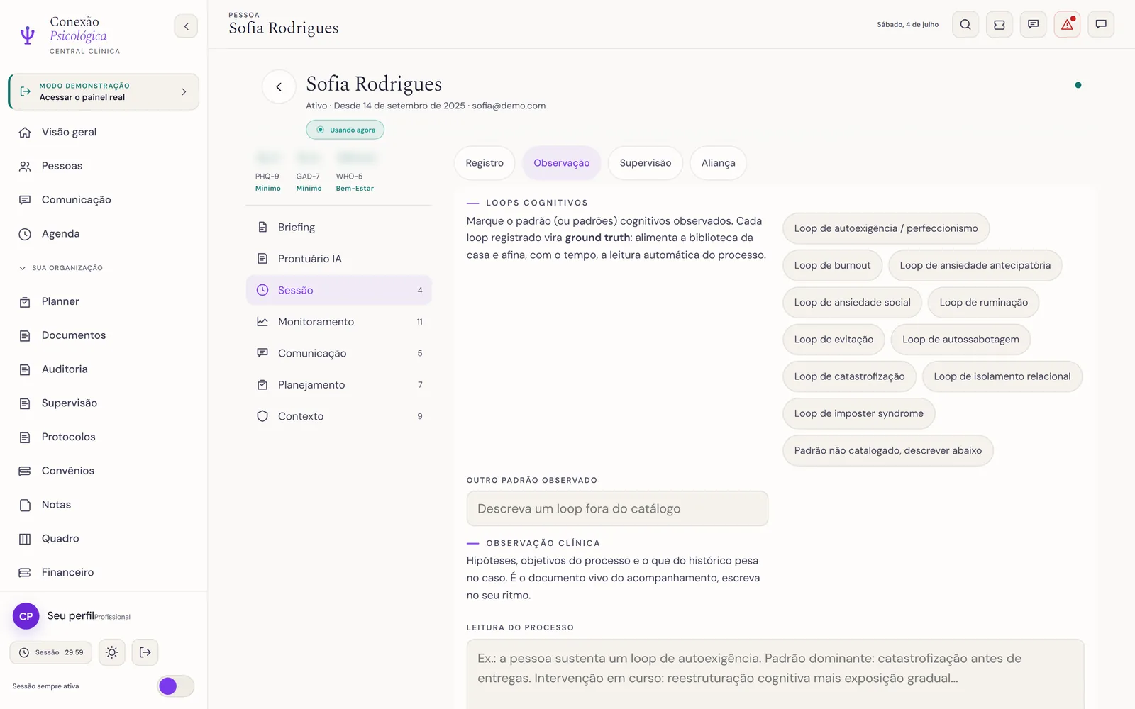 A sub-aba Observação da área Sessão. Em cima, o bloco 'Loops cognitivos' com tags do catálogo (as marcadas em destaque) e, no desktop, o campo 'Outro padrão observado'. Abaixo, o bloco 'Observação clínica' com a caixa de texto 'Leitura do processo' e o botão Salvar observação.